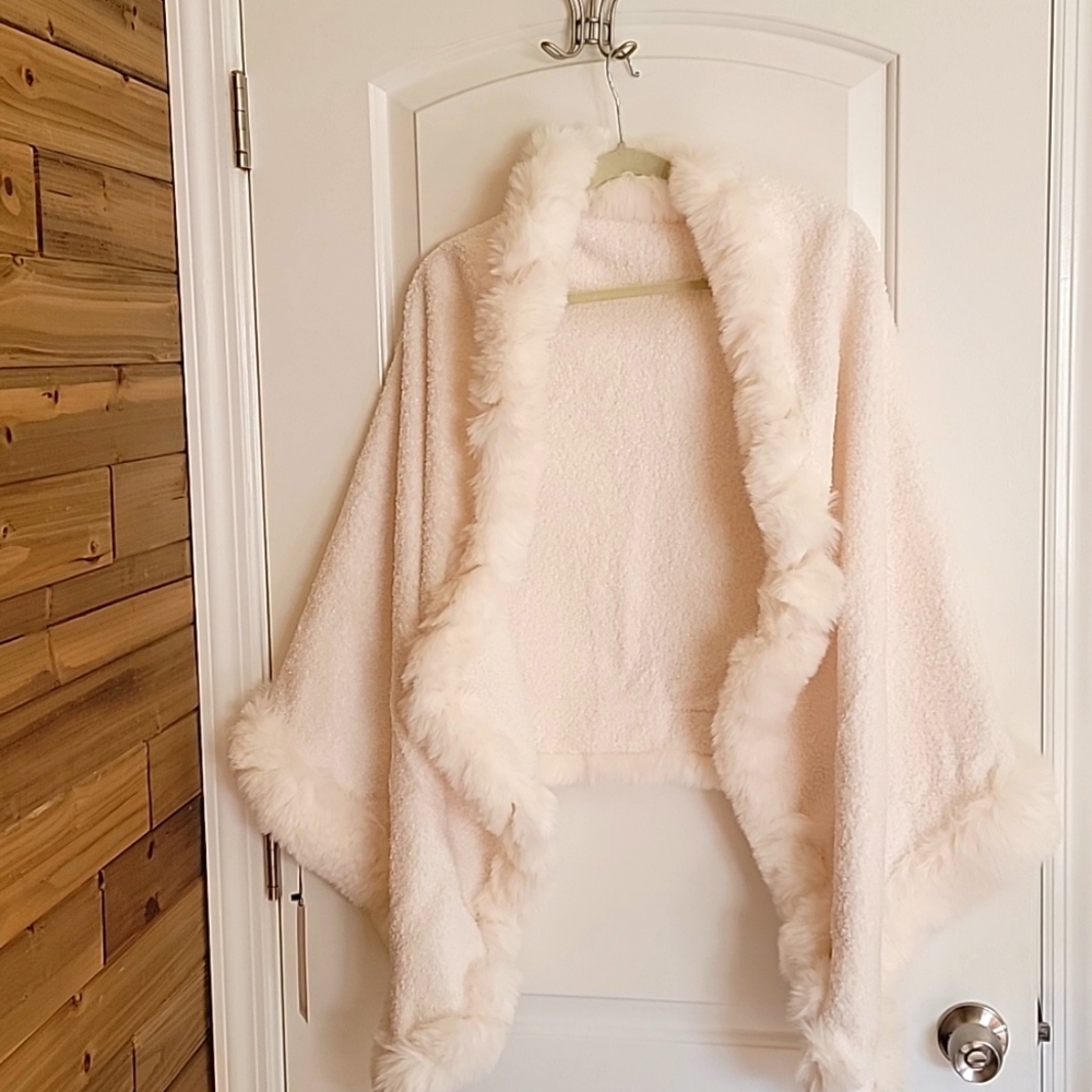 White fur collar shawl
